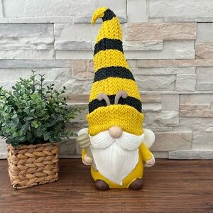 🆕 Bumble Bee 🐝 Gnome Holding a Honey Dipper 16.5" H Resin Decor!